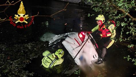 incidente stradale porcia|Auto cade nel lago: lei si salva, lui muore. In ospedale。